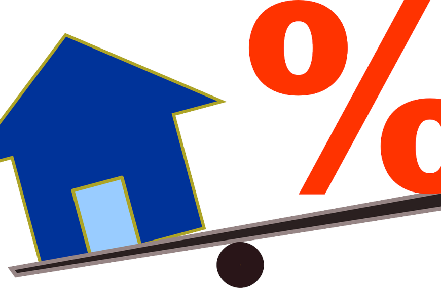 Woning en procentteken op wip, symbool voor hypotheekrente en woningwaarde