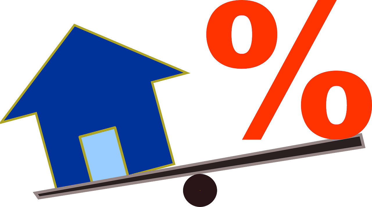 Woning en procentteken op wip, symbool voor hypotheekrente en woningwaarde
